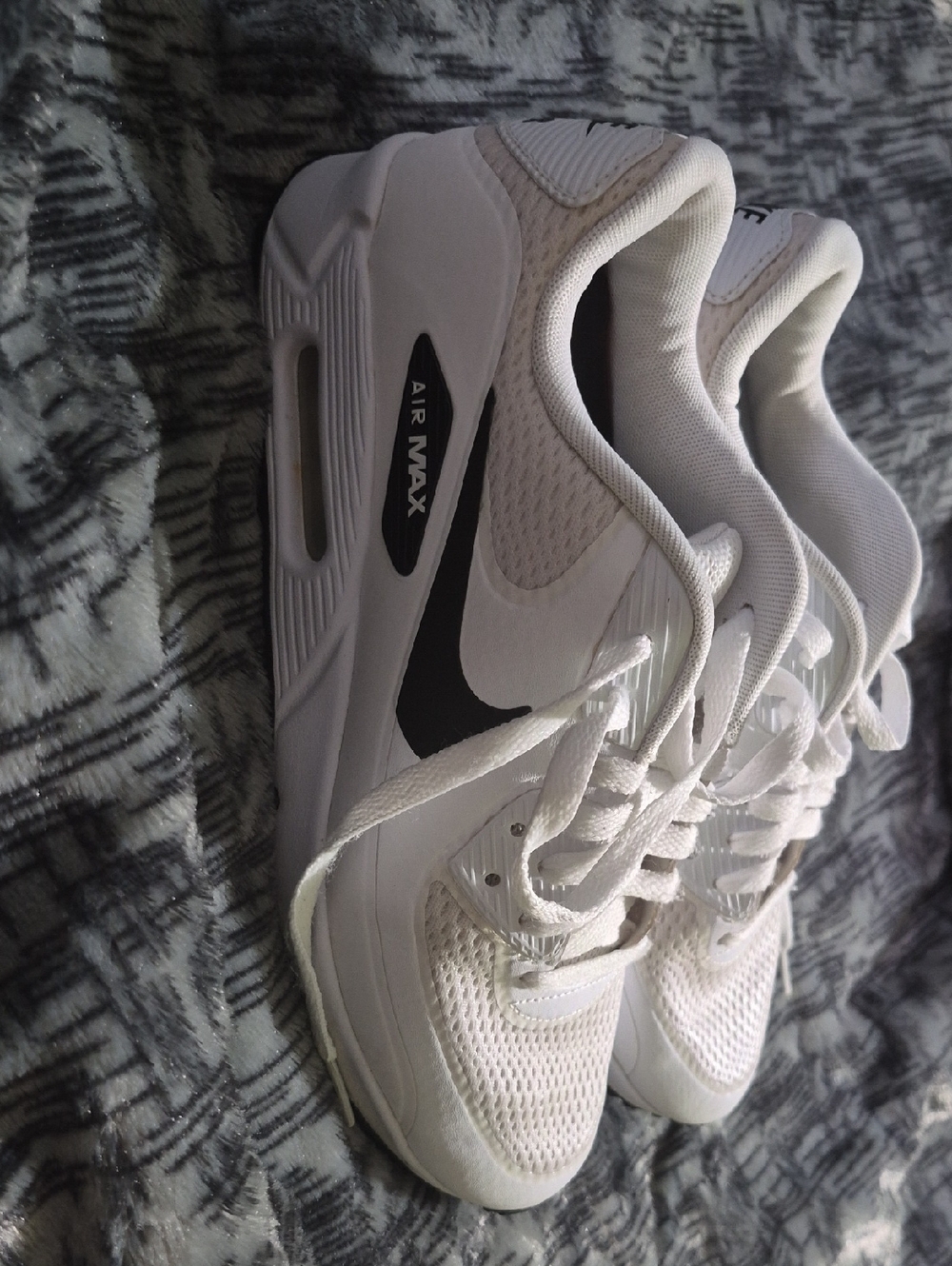 Nike White and Black Air Max Low-Top Sneakers
